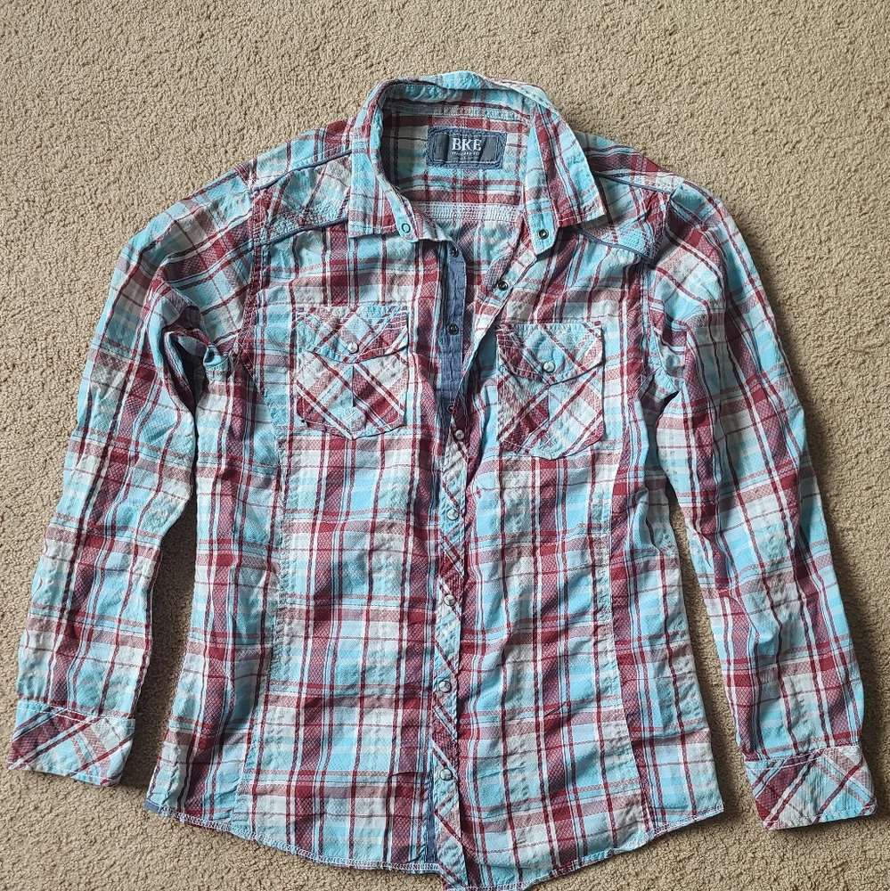 Buckle (BKE) button up